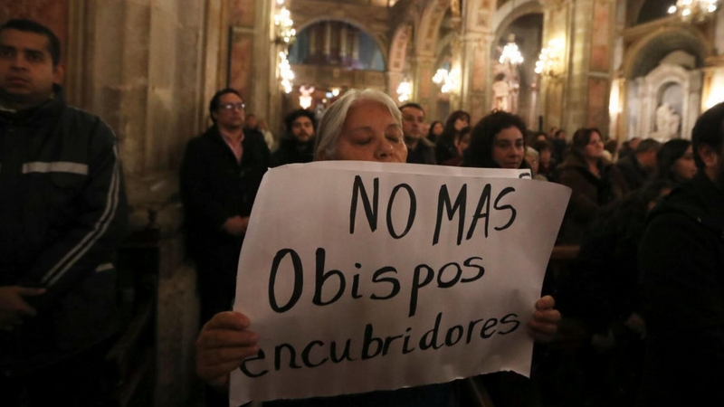 Una manifestante sostiene una pancarta contra la pederastia en la Iglesia. REUTERS