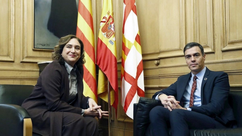 La alcaldesa de Barcelona, Ada Colau, recibe este viernes en la sede del Ayuntamiento al presidente del Gobierno, Pedro Sánchez, dentro de la visita institucional de dos días a Cataluña. EFE/ Toni Albir