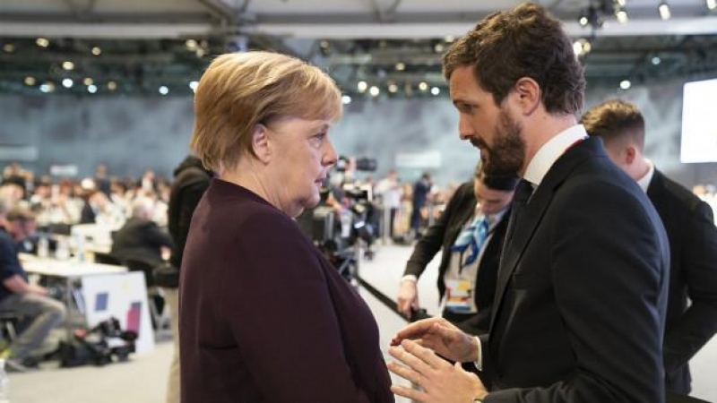 El líder del PP, Pablo Casado, en el Congreso de la CDU junto a la Canciller Angela Merkel a finales de noviembre de 2019.