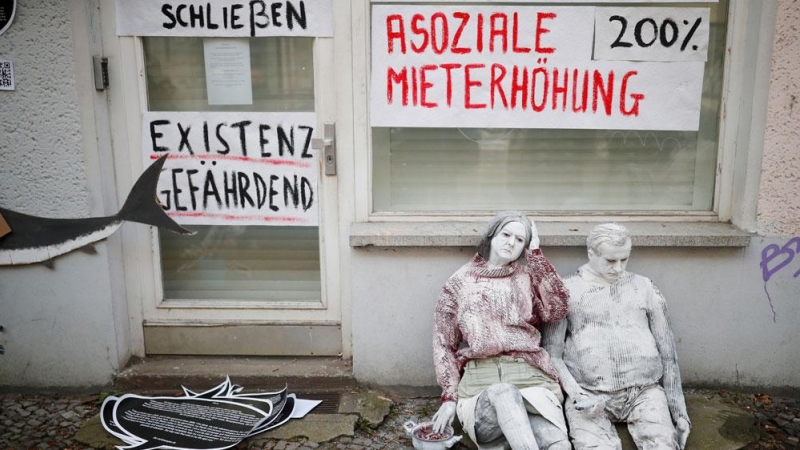 Dos personas protestan contra la subida de los alquileres en Berlín. REUTERS/Hannibal Hanschke