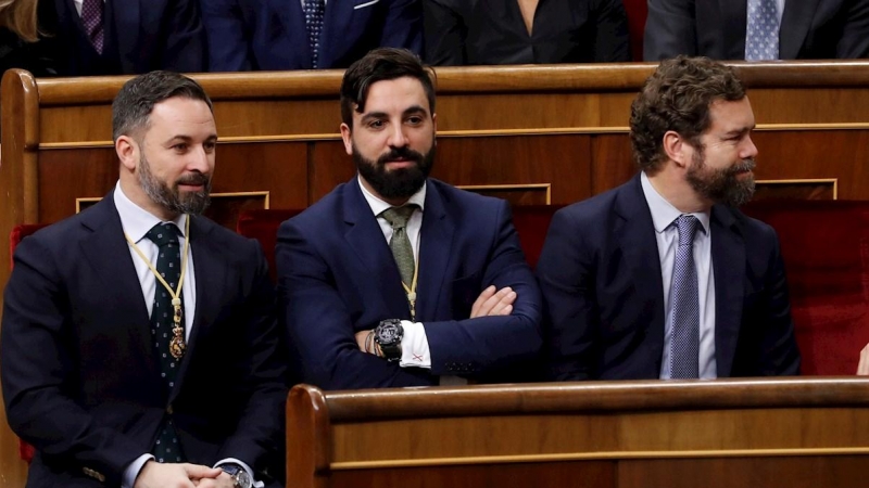 03/02/2020.- Los diputados de Vox Santiago Abascal e Iván Espinosa de los Monteros y el asesor del partido Jacobo González-Robatto (c), asisten este lunes a la apertura solemne de la XIV legislatura en el Congreso de los Diputados. / EFE - BALLESTEROS