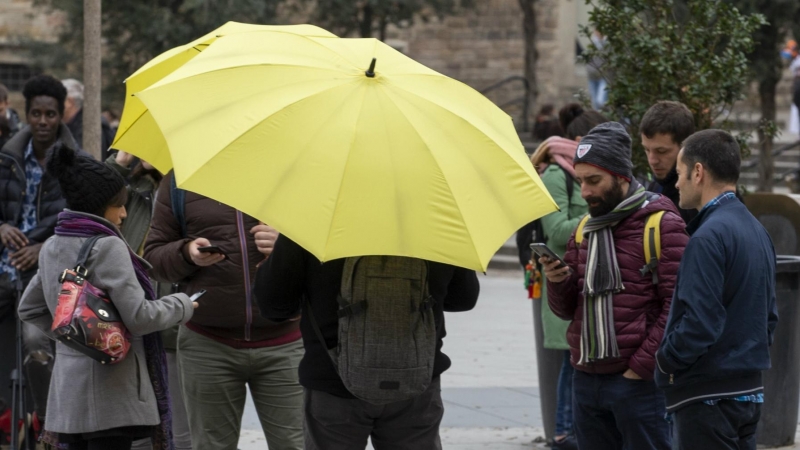 Los paraguas de colores llamativos identifican a las empresas que realizan 'free tour'.  - ORIOL DAVIU CASTILLA (Fotomovimiento)