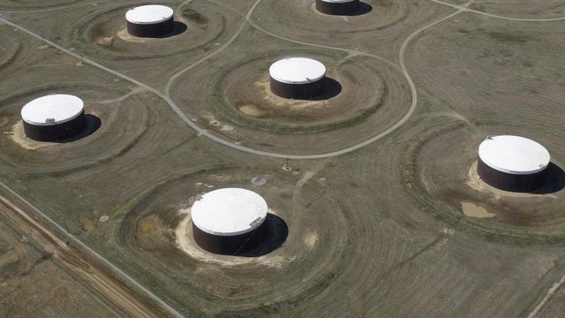 Tanques de almacenamiento de petróleo en Cushing, Oklahoma (EEUU). REUTERS / Nick Oxford