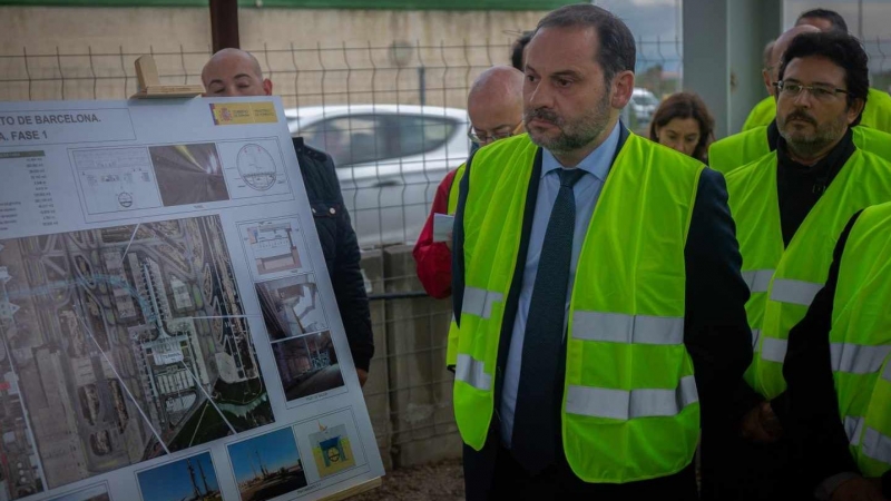 El ministro de TRansportes (antes Fomento), José Luis Ábalos, visita las obras de la futura estación intermodal T2 del Aeropuerto de El Prat. E.P./David Zorrakino