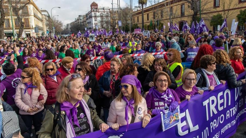 El 'Tren de la dignidad' ha recorrido las calles de Sevilla para protestar por la retirada de las ayudas que la Junta otorgaba a 241 proyectos de igualdad de género, exclusión social y erradicación de la violencia machista. EFE/Julio Muñoz