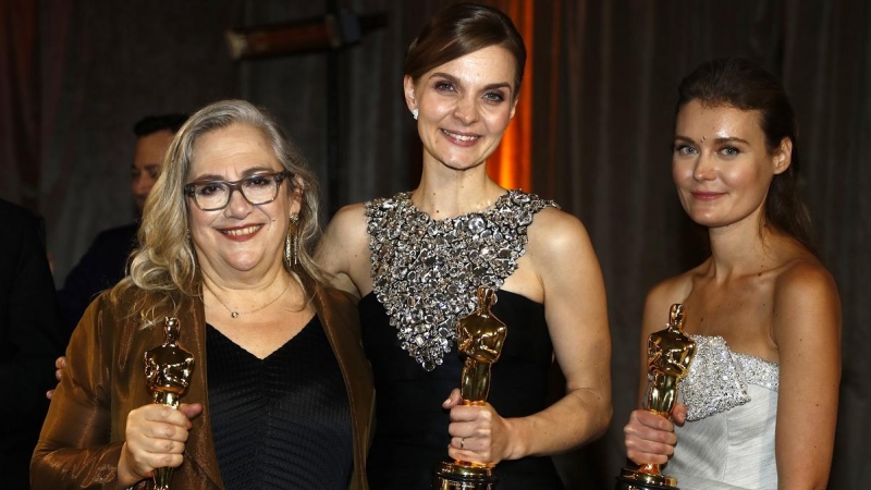 Hildur Gudnadottir posa con el Oscar a la mejor partitura original para 'Joker' junto a Elena Andreicheva y Carol Dysinger con el Oscar al mejor documental Tema corto para 'Aprender a patinar en una zona de guerra (si eres una niña)'. REUTERS / Eric Gaill