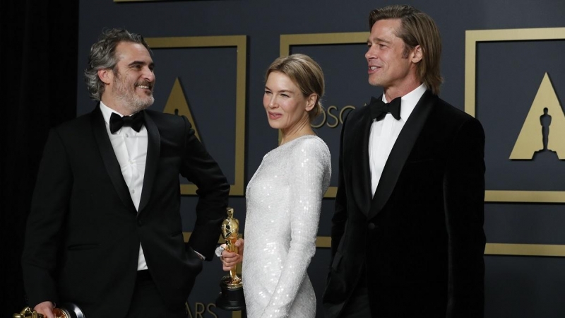 El ganador del Mejor Actor Joaquin Phoenix, la Mejor Actriz Renee Zellweger y el Mejor Actor de Reparto Brad Pitt posan con sus Oscar. REUTERS / Lucas Jackson