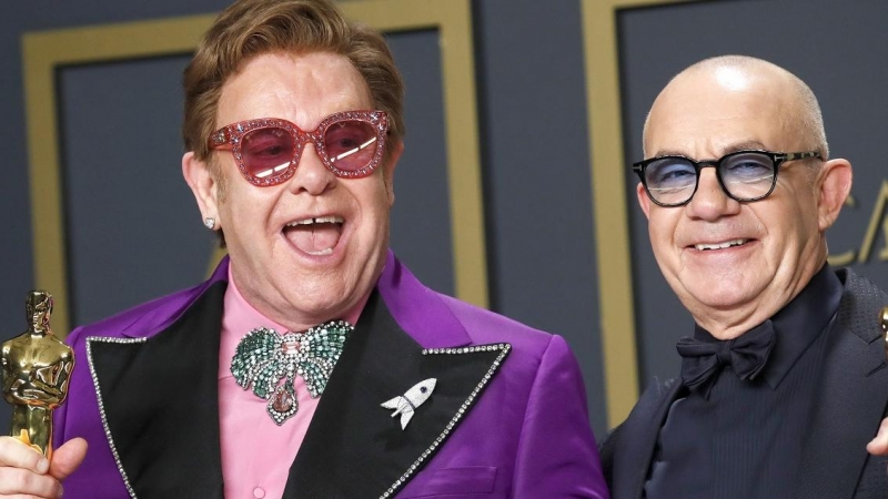 Elton John y Bernie Taupin posan con el Oscar a la mejor canción original por '(I'm Gonna) Love Me Again' de 'Rocketman. REUTERS / Lucas Jackson