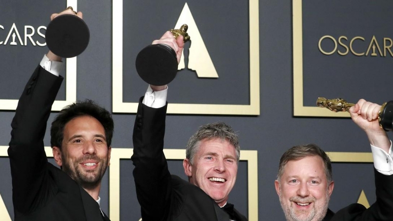 Guillaume Rocheron, Greg Butler y Dominic Tuohy posan con el Oscar a los mejores efectos visuales para '1917'. REUTERS / Lucas Jackson