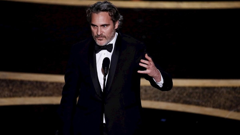 09/02/2020.- El actor Joaquin Phoenix recibe el Oscar a mejor actor por 'Joker'. / EFE - ETIENNE LAURENT