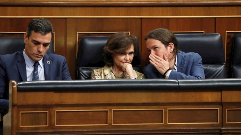 04/02/2020.- El presidente del Gobierno, Pedro Sánchez (i), junto a la vicepresidenta primera del Ejecutivo, Carmen Calvo (c), y el vicepresidente segundo, Pablo Iglesias (d), en el Congreso. / EFE