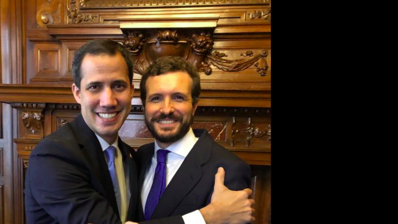 El líder del PP, Pablo Casado, junto al autoproclamado presidente de Venezuela, Juan Guaidó, en Madrid.