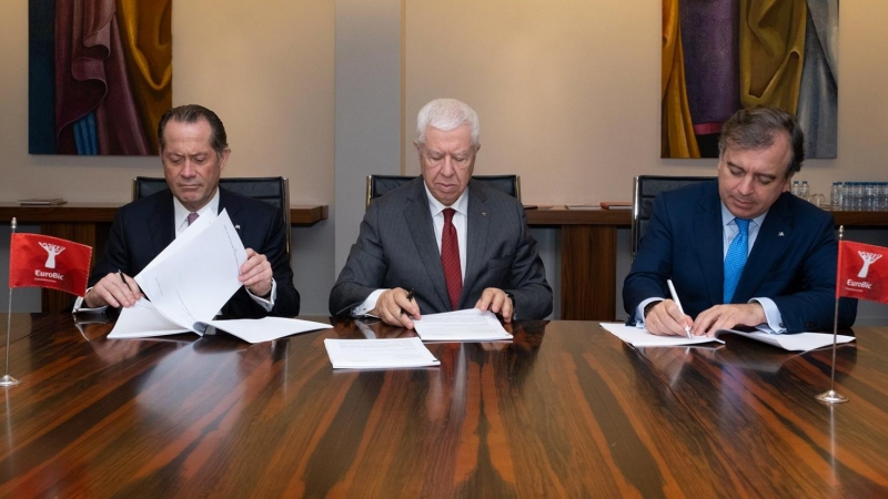 De izquerda a derecha en la imagen, Juan Carlos Escotet Rodríguez, presidente de ABANCA, Fernando Teixeira dos Santos, presidente de EuroBic, y Francisco Botas, consejero delegado de ABANCA.