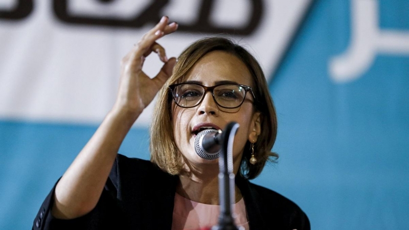 La política árabe israelí Heba Yazbak, durante un acto de campaña en agosto de 2019./ AHMAD GHARABLI (AFP)