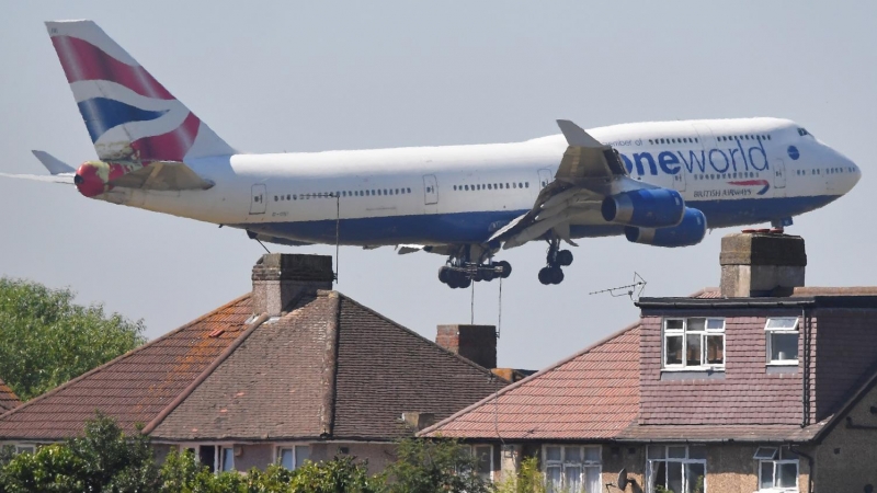 Un avión Boeing 747 de British Airways, a punto de aterrizar en el aeropuerto londinense de Heathrow. /REUTERS