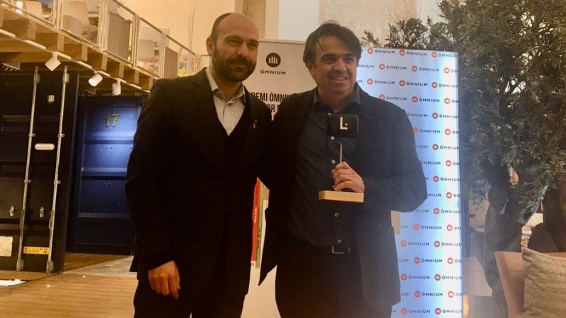 Martí Domínguez amb Marcel Mauri després de rebre el Premi Òmnium de novel·la. ÒMNIUM