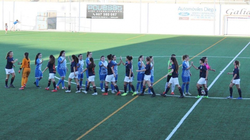 Imagen de las jugadoras del Crevillente Femenino saludando a un equipo rival en 2019 | Facebook