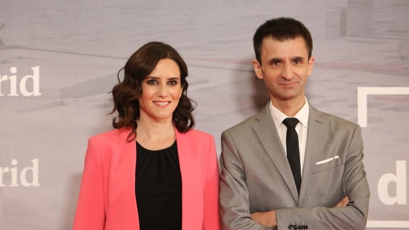 La presidenta de la Comunidad de Madrid, Isabel Díaz Ayuso, junto al director general de Telemadrid, José Pablo López. / EP