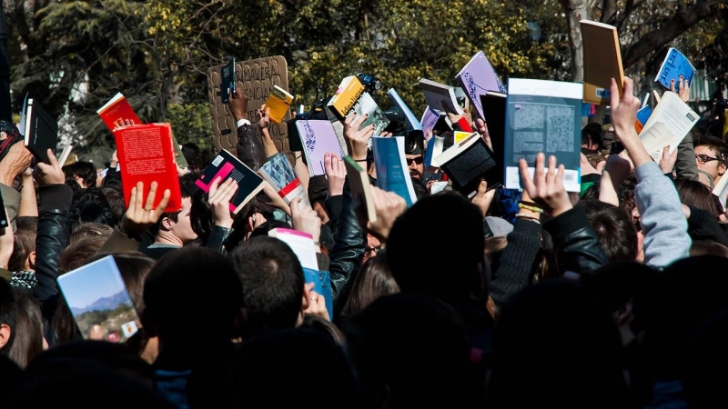 Estudiants amb llibres alçats durant la Primavera Valenciana.