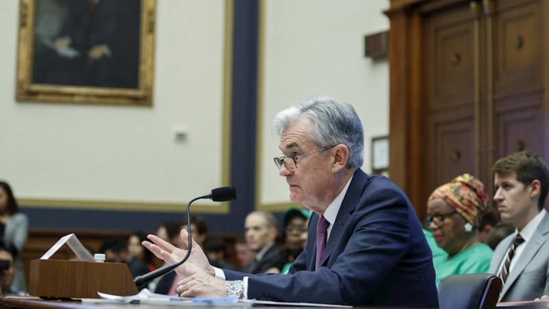 El presidente de la Reserva Federal de EEUU, Jerome Powell, durante su comparecencia semestral ante el Congreso.  EFE/EPA/SHAWN THEW