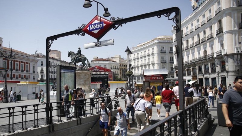 Varias personas salen de la boca del metro de la estación de Sol. E.P./Eduardo Parra