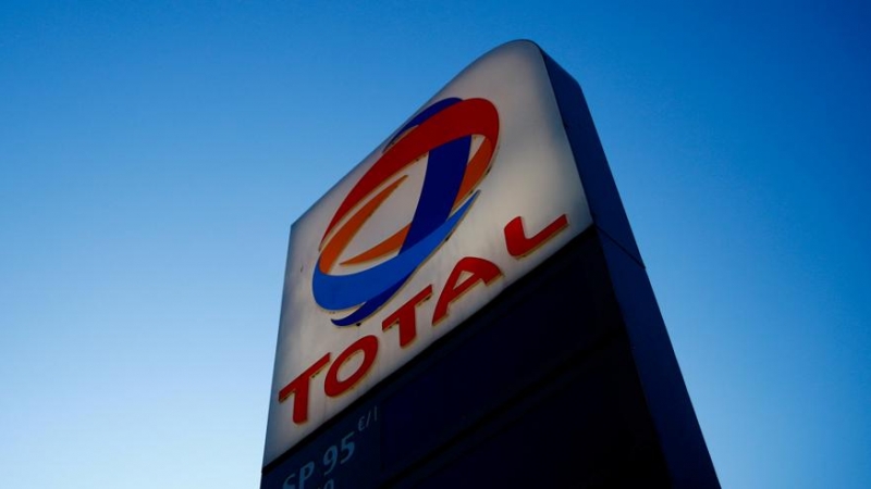 El logo de la empresa francesa de hidrocarburos Total en una gasolinera de París. REUTERS/Gonzalo Fuentes