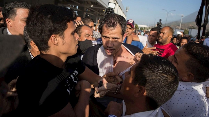 11/02/2020.- El autoproclamado presidente encargado de Venezuela, Juan Guaidó, es agredido en el aeropuerto de Caracas. / EFE - RAYNER PEÑA