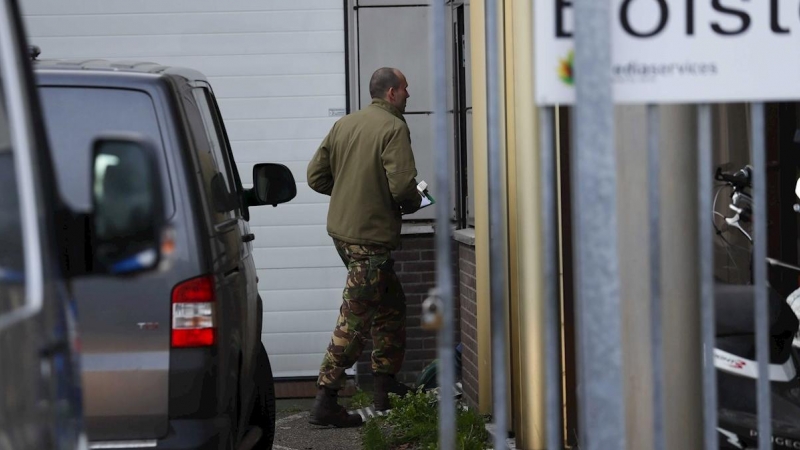 12/02 / 2020.- Servicios de emergencia en un edificio en la calle Bolstoen en Amsterdam. Según los informes, una carta bomba aparentemente explotó en la sala de correo de la empresa. EFE / EPA / SEM VAN DER WAL