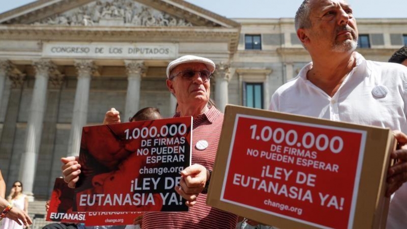 Change.org entrega en el Congreso más de un millón de firmas para solicitar que se despenalice la eutanasia en España. EFE/Emilio Naranjo/Archivo
