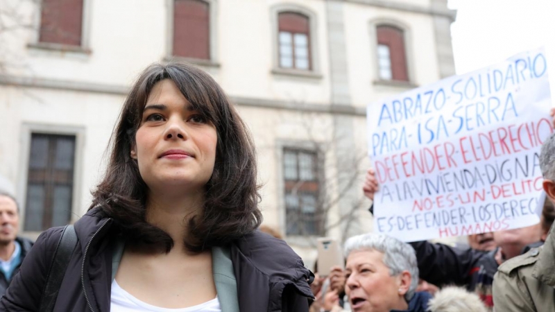 La representante de UP en la Asamblea de Madrid, Isa Serra, rodeada de simpatizantes en su entrada al juicio. / EP