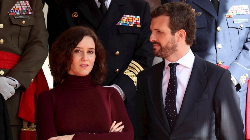 03/02/2020.- El líder del Partido Popular, Pablo Casado (d) conversa con la presidenta de la Comunidad de Madrid, Isabel Díaz Ayuso (i) a la salida del Congreso de los Diputados este lunes tras la apertura solemne de la XIV legislatura. EFE/Rodrigo Jiméne