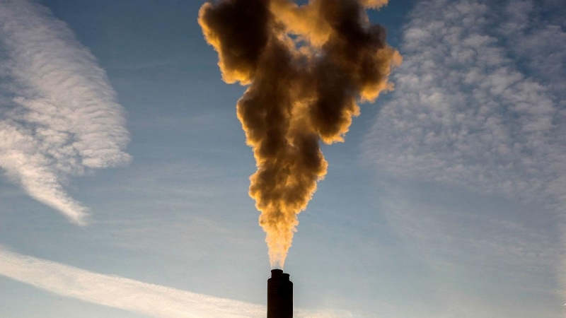 El humo se eleva desde una chimenea de una planta de procesamiento de basura a las afueras de Bruselas. (Yves Herman/Reuters)