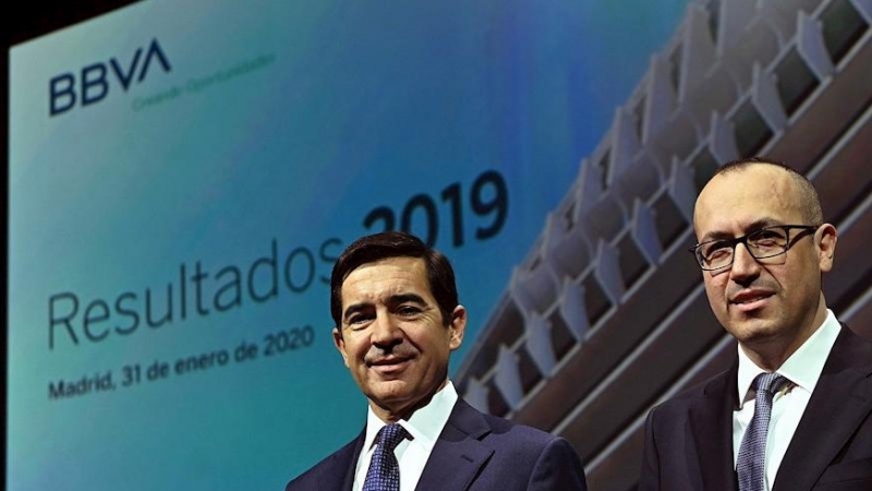 El presidente del BBVA, Carlos Torres, y el consejero delegado, Onur Genç, en la presentación de resultados de la entidad en 2019. EFE