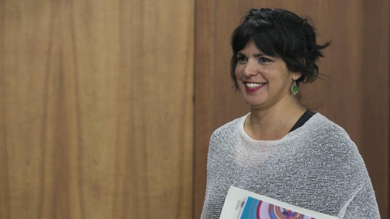 La presidenta del grupo parlamentario Adelante Andalucía, Teresa Rodríguez, en una rueda de prensa en el Parlamento de Andalucía, en Sevilla. E.P./María José López