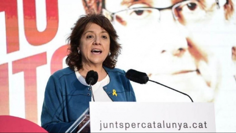La alcaldesa de Vic, Anna Erra, con una imagen de Carles Puigdemont. EUROPA PRESS/Archivo
