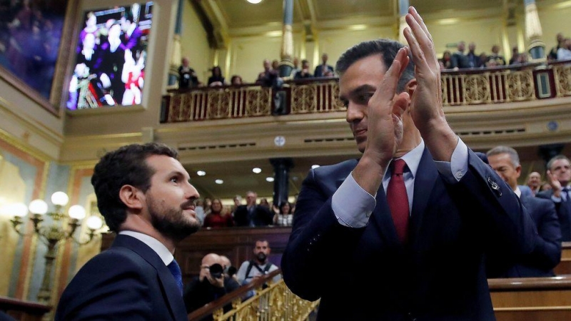 El candidato socialista Pedro Sánchez (d) recibe el saludo del líder del PP, Pablo Casado, al finalizar la sesión de investidura . EFE/ Juan Carlos Hidalgo.