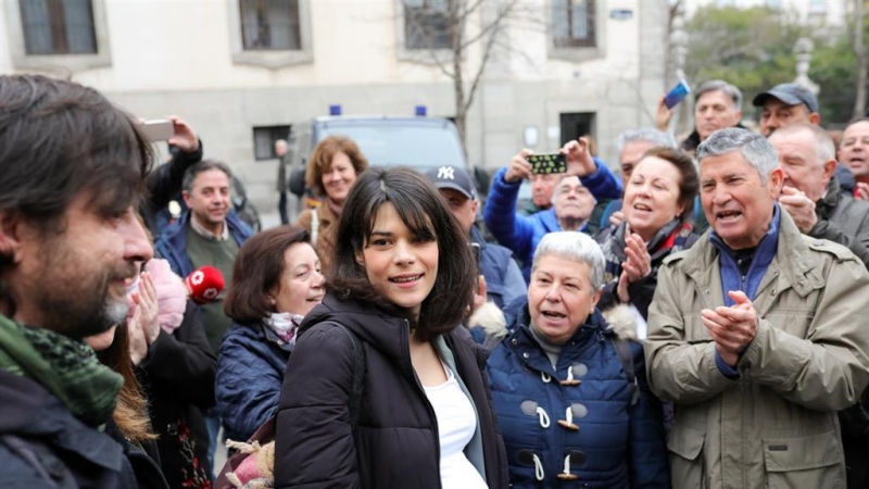 La portavoz de Unidas Podemos en la Asamblea de Madrid, Isa Serra, recibe el apoyo de diferentes concentrados, a su llegada al TSJM - Jesús Hellín - Europa Press