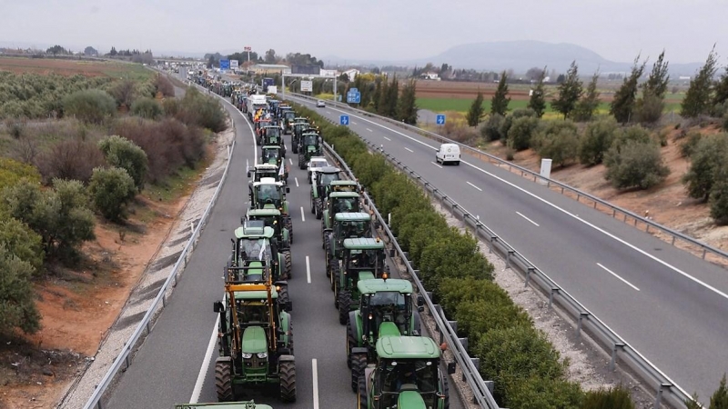 Cerca de un millar de tractores han cortado las carreteras A-92 y A-45 en su paso por Antequera para protestar por los bajos precios de origen./ Jorge Zapata (EFE)