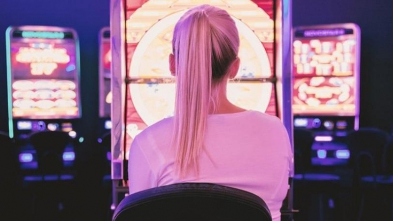 La adicción al juego es un tabú para las mujeres ludópatas porque son estigmatizadas, según las psiquiatras.