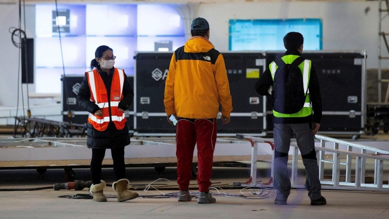 Varios en la Fira Barcelona donde en menos de dos semanas debería haber comenzado el Congreso Mundial de Móviles (MWC) y que ayer fue cancelado tras registrarse una treintena de bajas por temor al coronavirus. EFE/Enric Fontcuberta