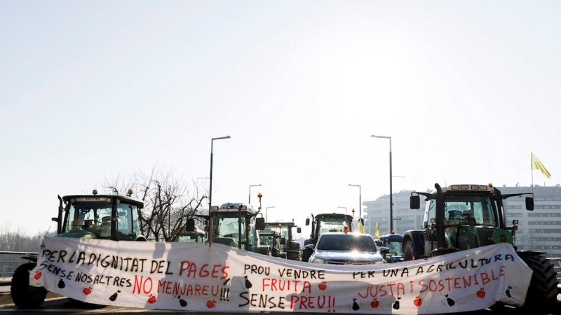 Varios miles de personas y centenares de tractores han colapsado el centro de Lleida este viernes en una manifestación para reclamar precios justos para los productores agrícolas. EFE/Oscar Cabrerizo