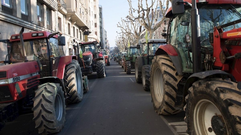 GRAFCAT1402. LLEIDA, 14/02/2020.- Varios miles de personas y centenares de tractores han colapsado el centro de Lleida este viernes en una manifestación para reclamar precios justos para los productores agrícolas. EFE/Oscar Cabrerizo