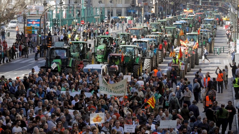 GRAFCVA2025. VALENCIA, 14/02/2020.- Cientos de tractores protestan en Valencia donde participan en la manifestación en la que denuncian la 'situación límite' del sector agrario y reclamar que las administraciones adopten medidas a corto y largo plazo para