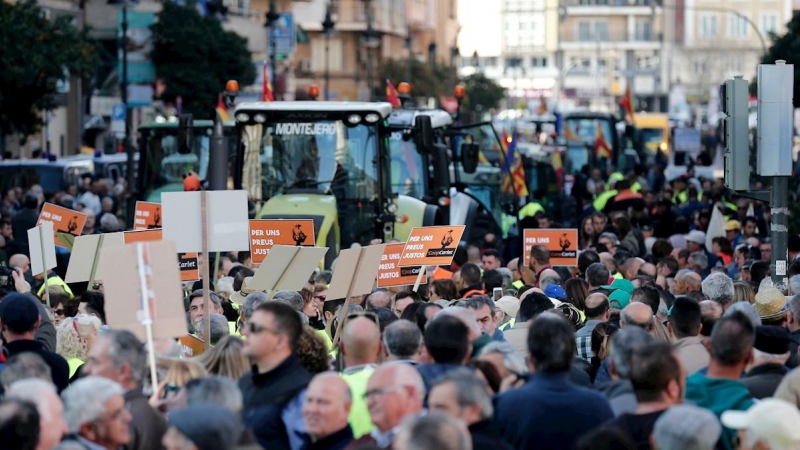 GRAFCVA2012. VALENCIA, 14/02/2020.- Cientos de tractores protestan en Valencia donde participan en la manifestación en la que denuncian la 'situación límite' del sector agrario y reclamar que las administraciones adopten medidas a corto y largo plazo para
