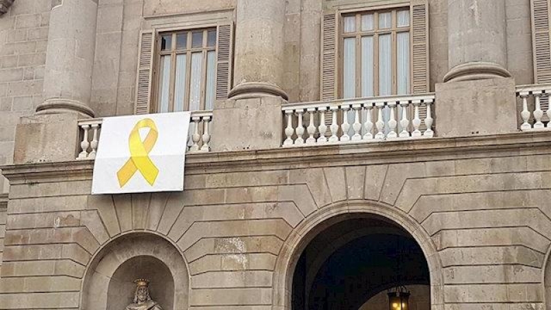 La fachada del Ayuntamiento de Barcelona con un lazo amarillo. / EP