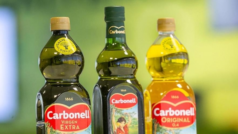 Botellas de aceite de oliva de la marca Carbonell, una de las enseñas de la multinacional Deoleo. E.P.