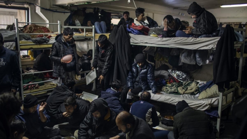 Migrantes en su mayoría de Bangladesh viven hacinados en una habitación del campo de Miral situado en Velika Kladusa. JM López.