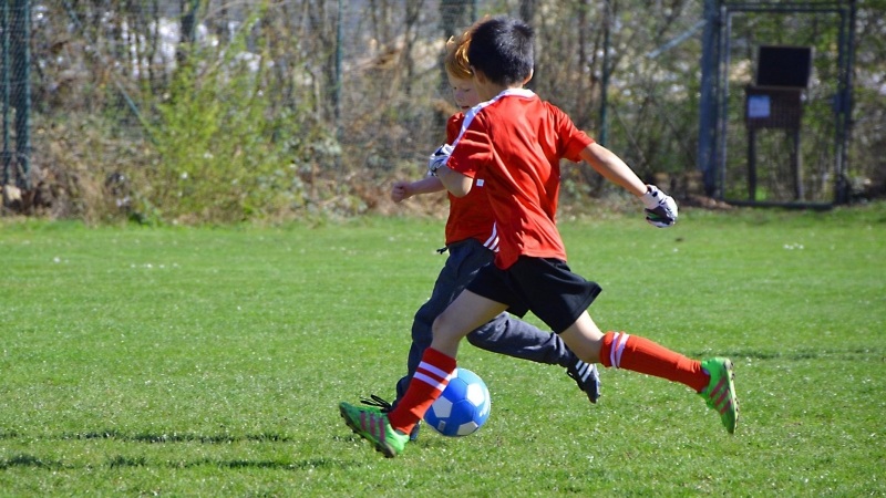 Niños jugando al fútbol en una imagen de archivo. / PIXABAY