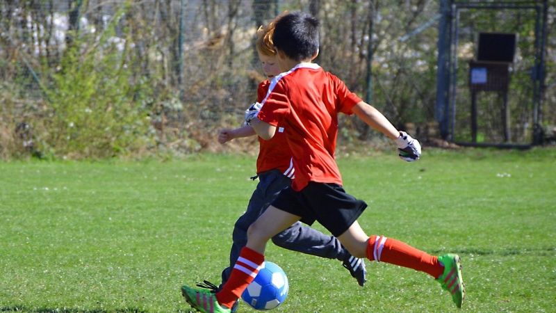 Niños jugando al fútbol en una imagen de archivo. / PIXABAY