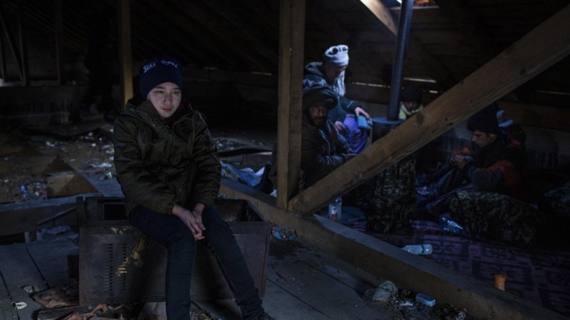 Ehsan, de 11 años, espera el momento de partir hacia la frontera con Croacia en el interior de una cabaña junto con sus compatriotas afganos. JM López.
